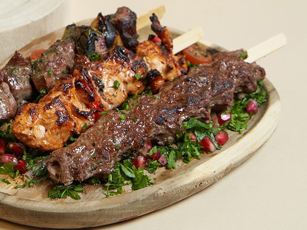 Brochettes grillées au charbon : agneau, poulet et kafta